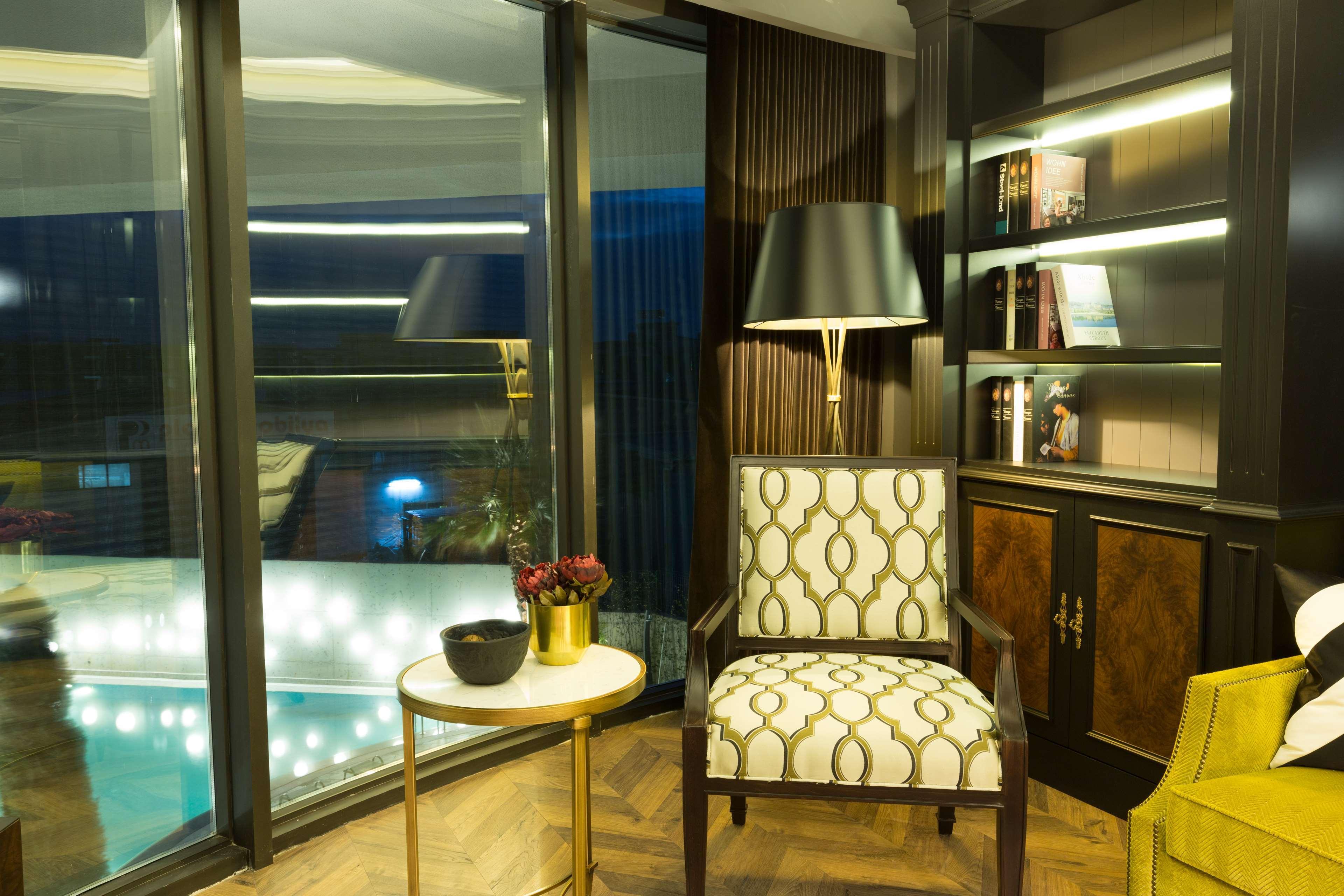 Doubletree By Hilton Airport Готель