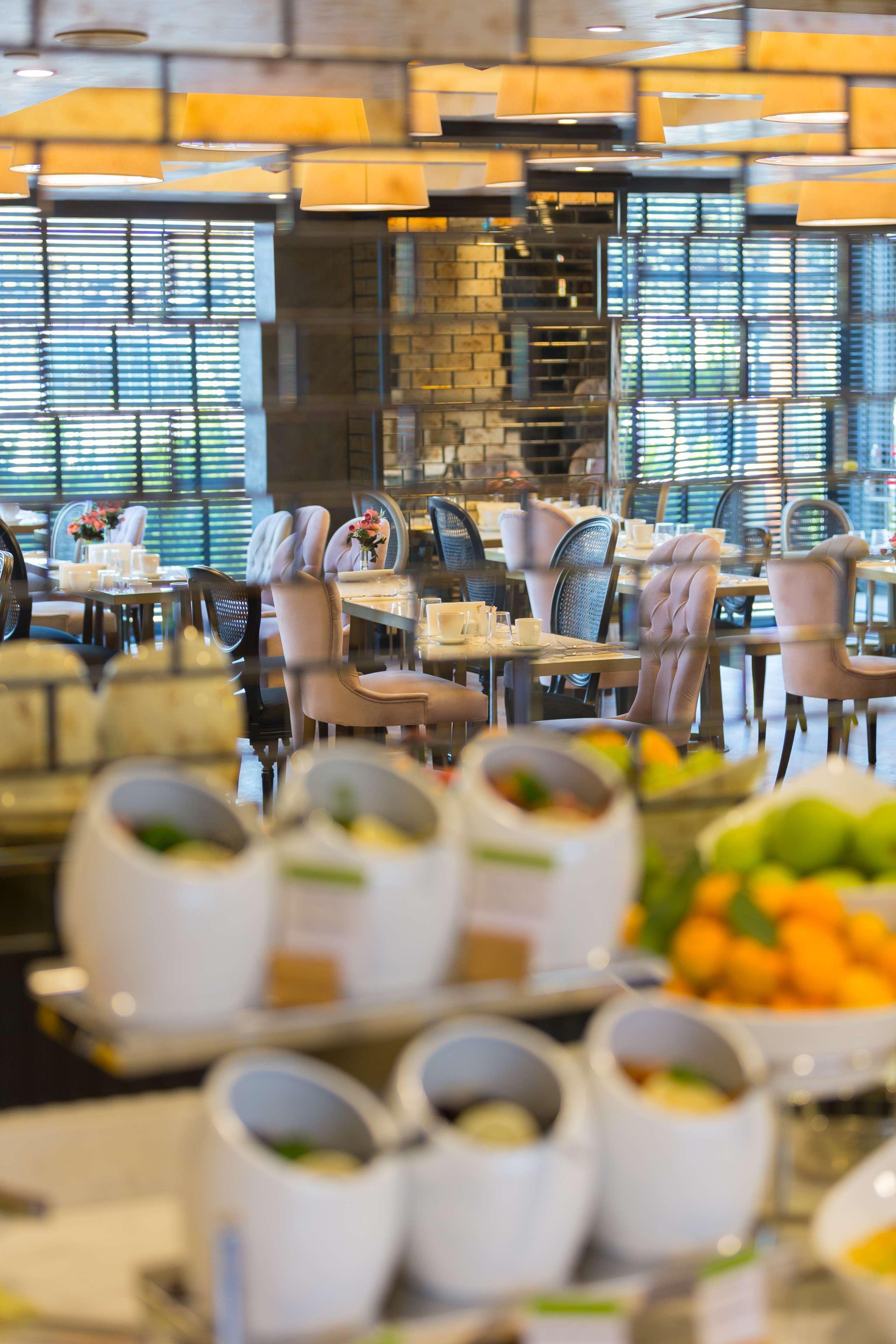 Готель Doubletree By Hilton Airport