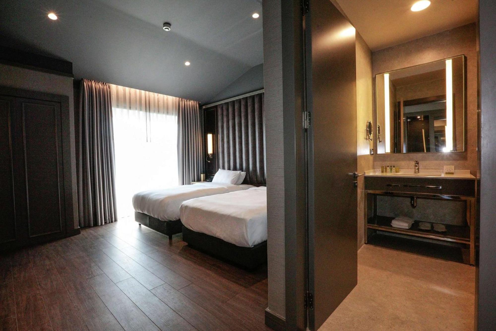 Готель Doubletree By Hilton Airport 4*