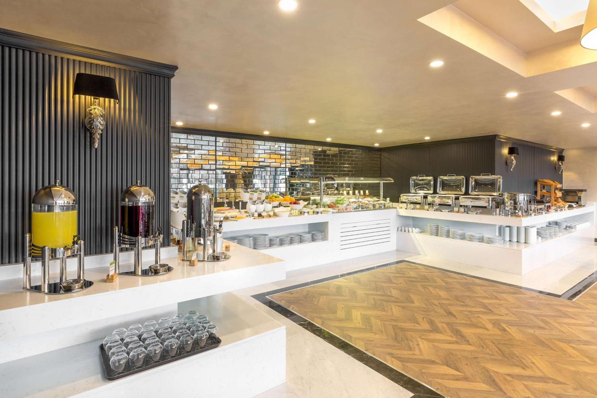 Готель Doubletree By Hilton Airport 4*
